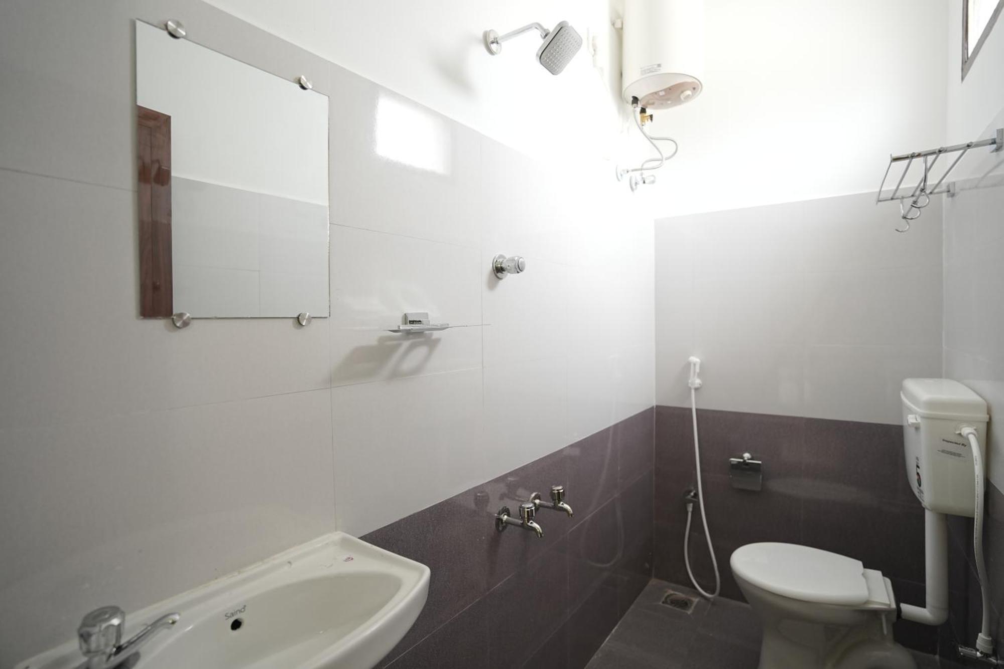 Le Leos Park Inn Puduccseri Kültér fotó